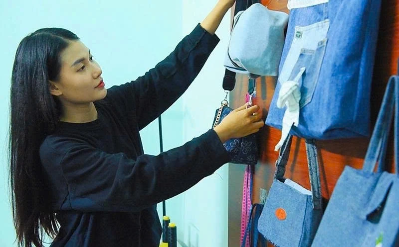 Giới trẻ với xu hướng săn đồ second hand