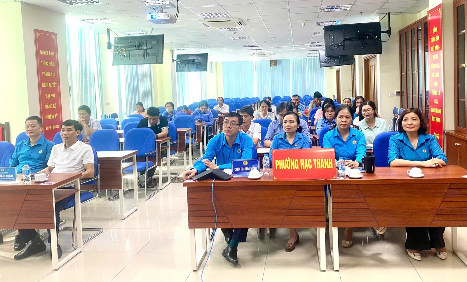 Lãnh đạo tỉnh đối thoại với công nhân: Lắng nghe để đồng hành