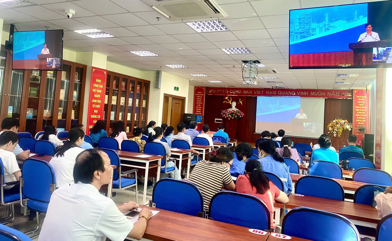 Lãnh đạo tỉnh đối thoại với công nhân: Lắng nghe để đồng hành