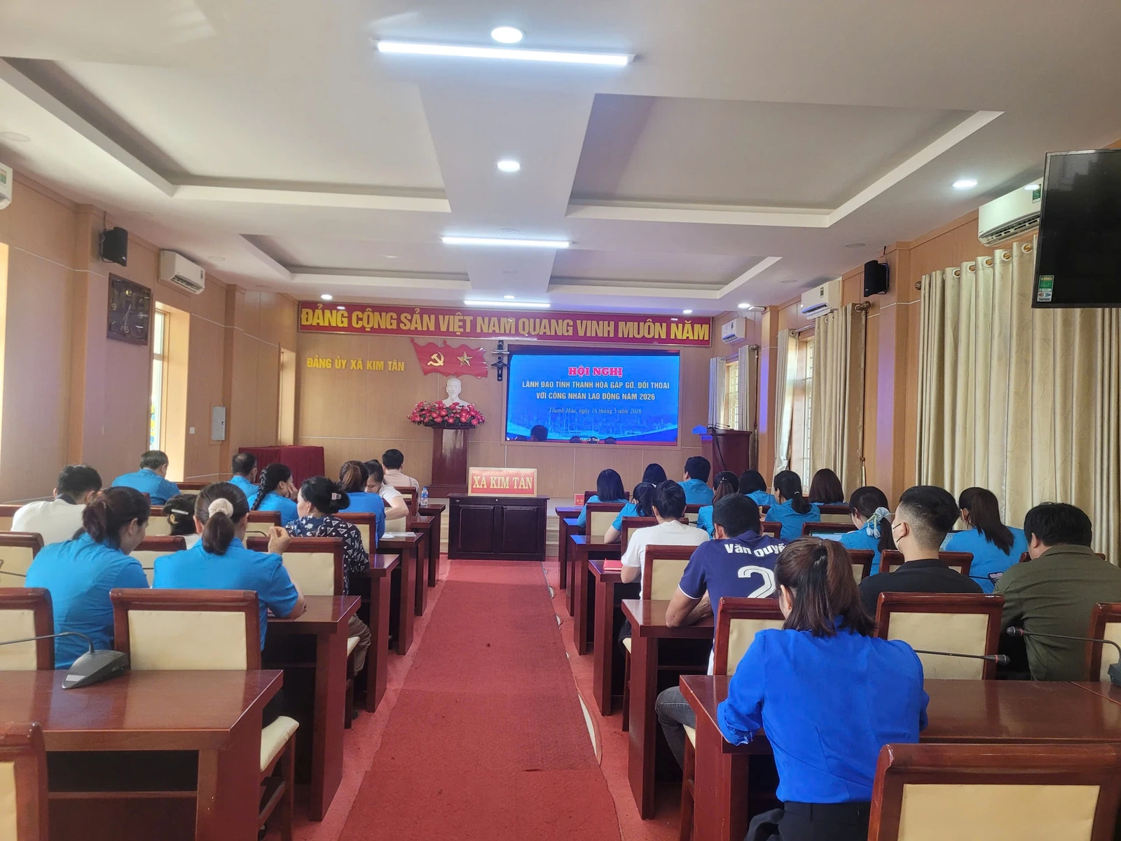 Lãnh đạo tỉnh đối thoại với công nhân: Lắng nghe để đồng hành