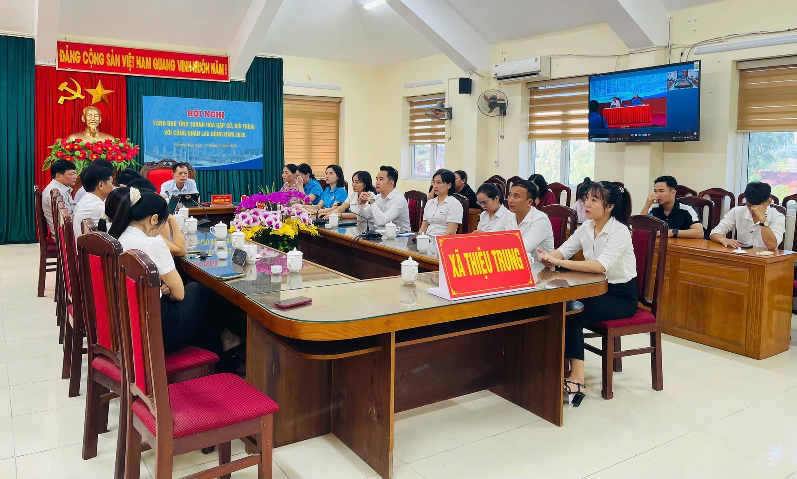 Lãnh đạo tỉnh đối thoại với công nhân: Lắng nghe để đồng hành