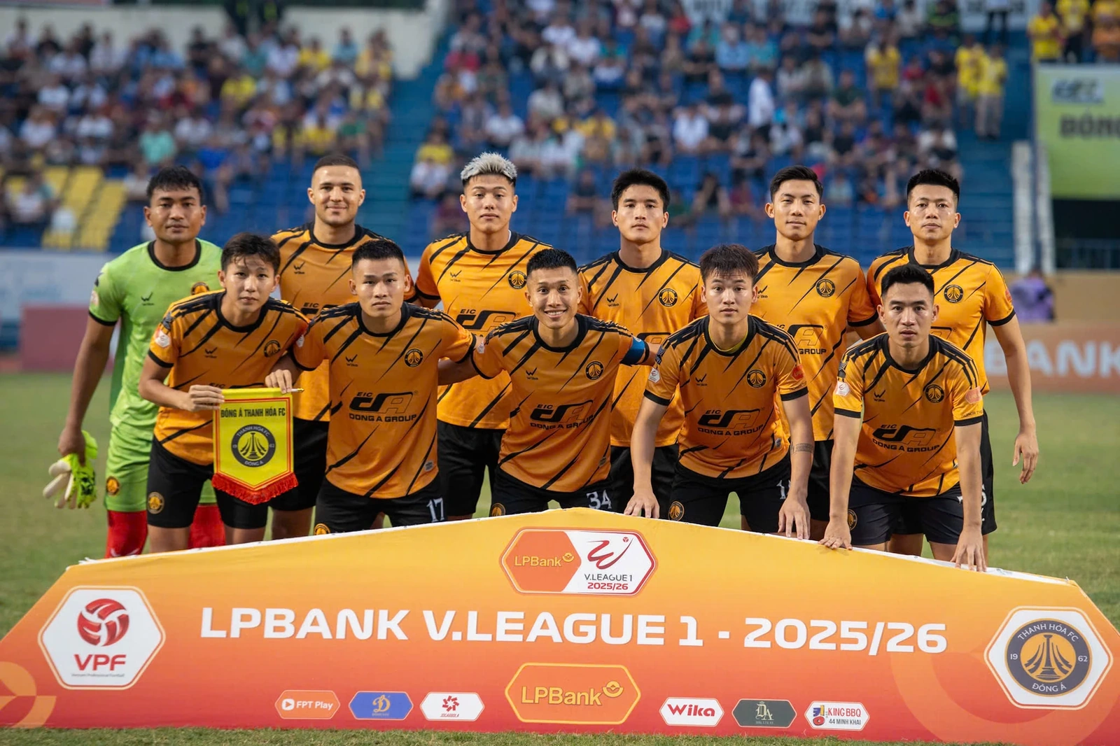 HLV Polking làm khán giả trận CAHN tiếp đón Thanh Hóa