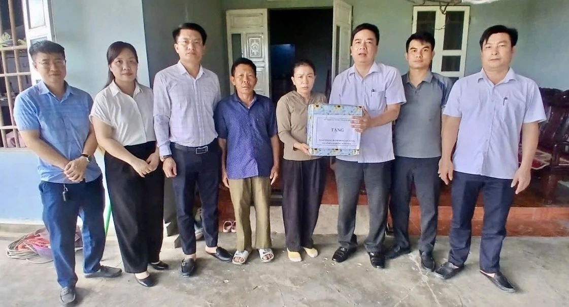 Thăm, tặng quà gia đình nạn nhân bị tai nạn lao động