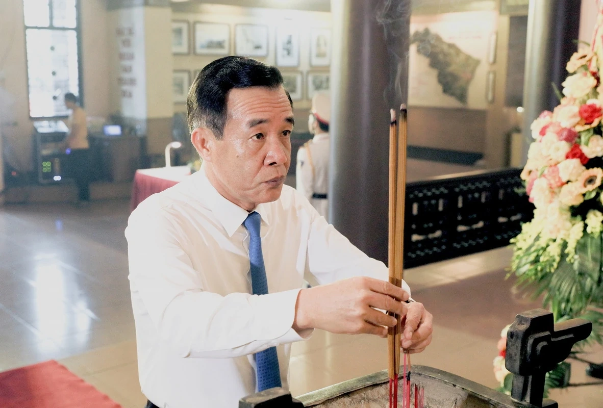 Đoàn đại biểu tỉnh Thanh Hóa dâng hoa, dâng hương tưởng niệm Chủ tịch Hồ Chí Minh