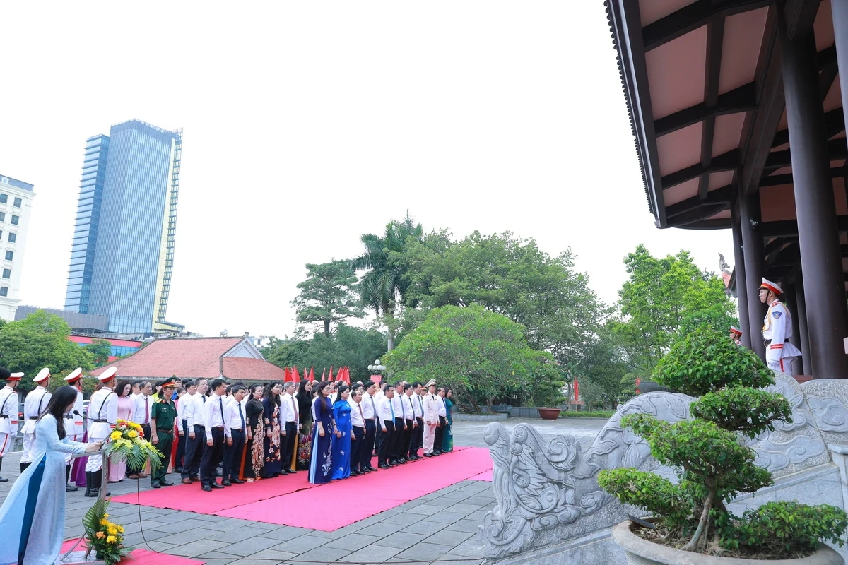 Đoàn đại biểu tỉnh Thanh Hóa dâng hoa, dâng hương tưởng niệm Chủ tịch Hồ Chí Minh