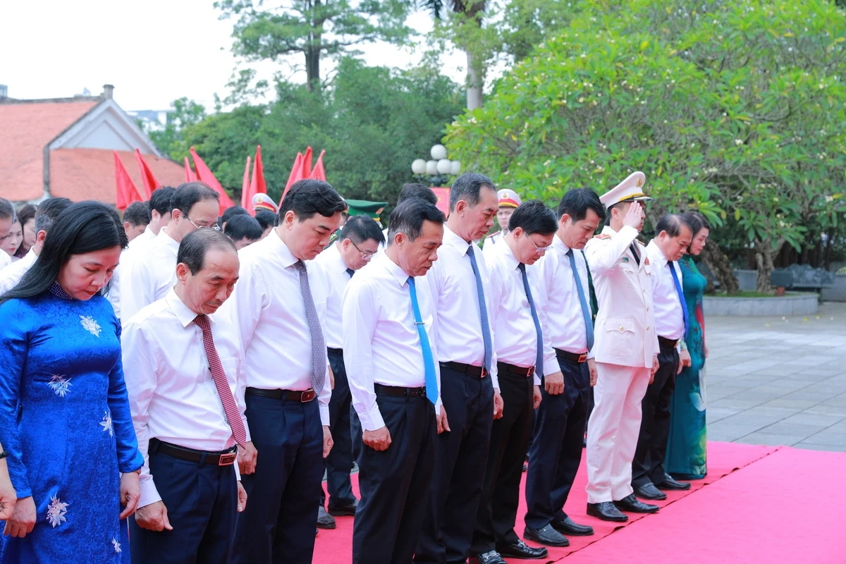 Đoàn đại biểu tỉnh Thanh Hóa dâng hoa, dâng hương tưởng niệm Chủ tịch Hồ Chí Minh