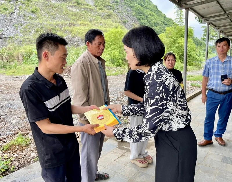 Thăm hỏi, động viên gia đình các nạn nhân trong vụ sạt lở đá tại xã Cẩm Tú