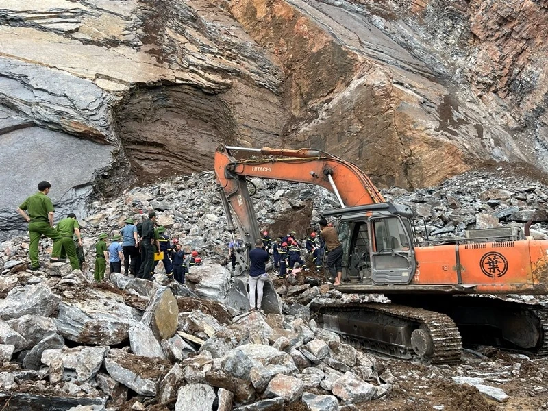 Thăm hỏi, động viên gia đình các nạn nhân trong vụ sạt lở đá tại xã Cẩm Tú