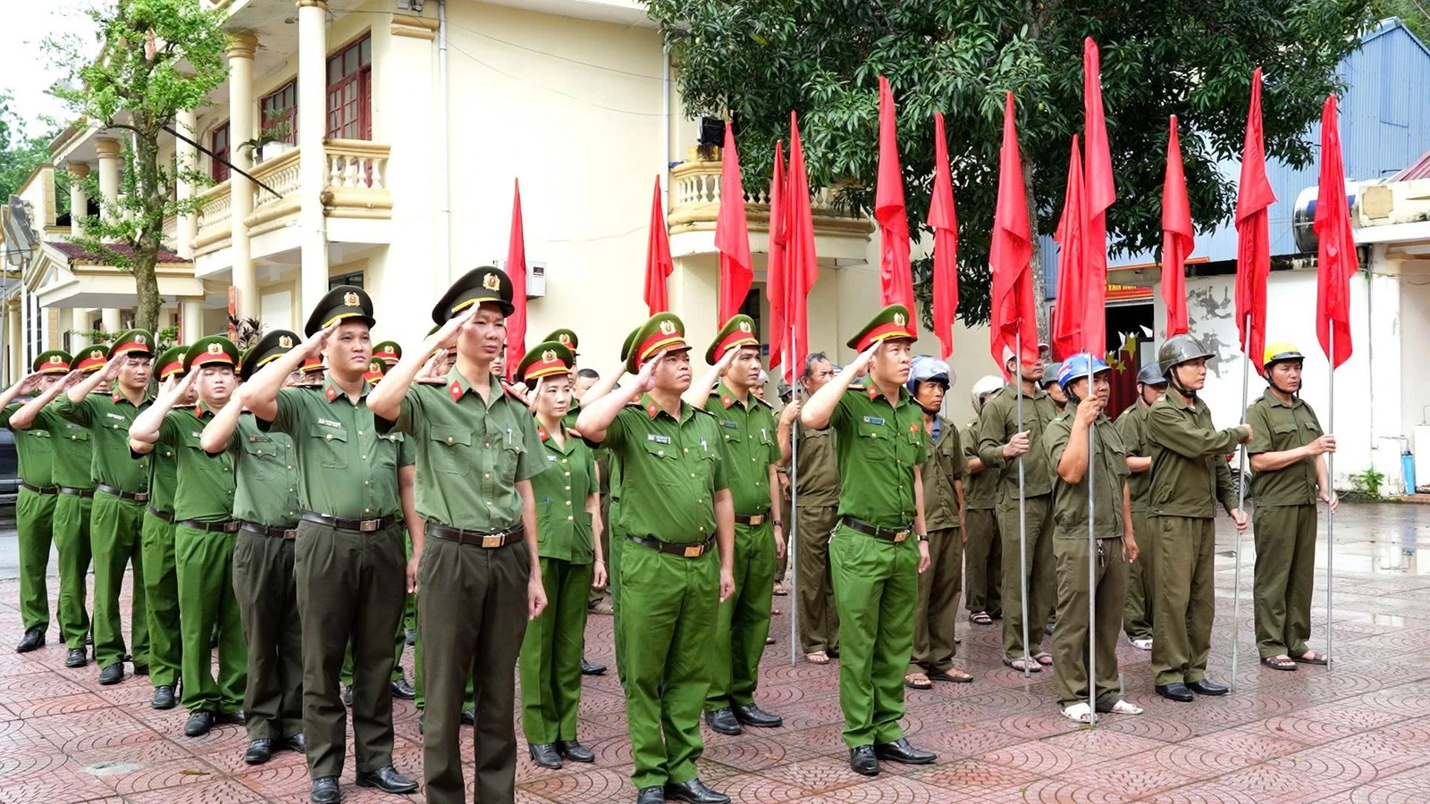 Công an xã Biện Thượng ra quân cao điểm lập lại trật tự công cộng