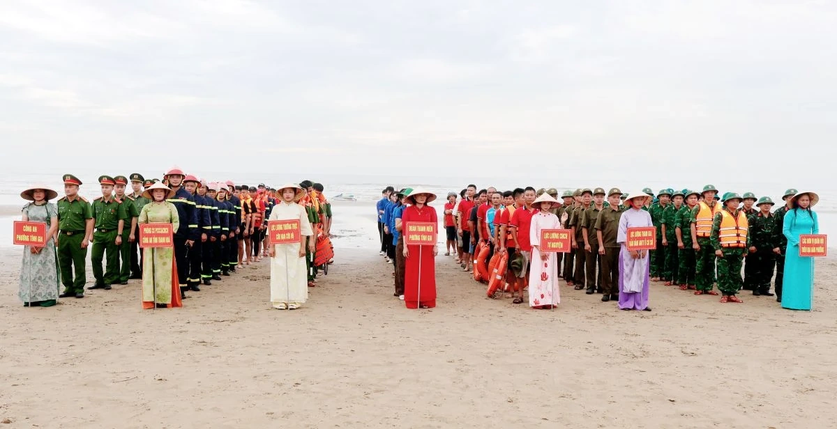 Diễn tập phương án cứu nạn, cứu hộ và sơ cấp cứu tại biển Hải Hòa