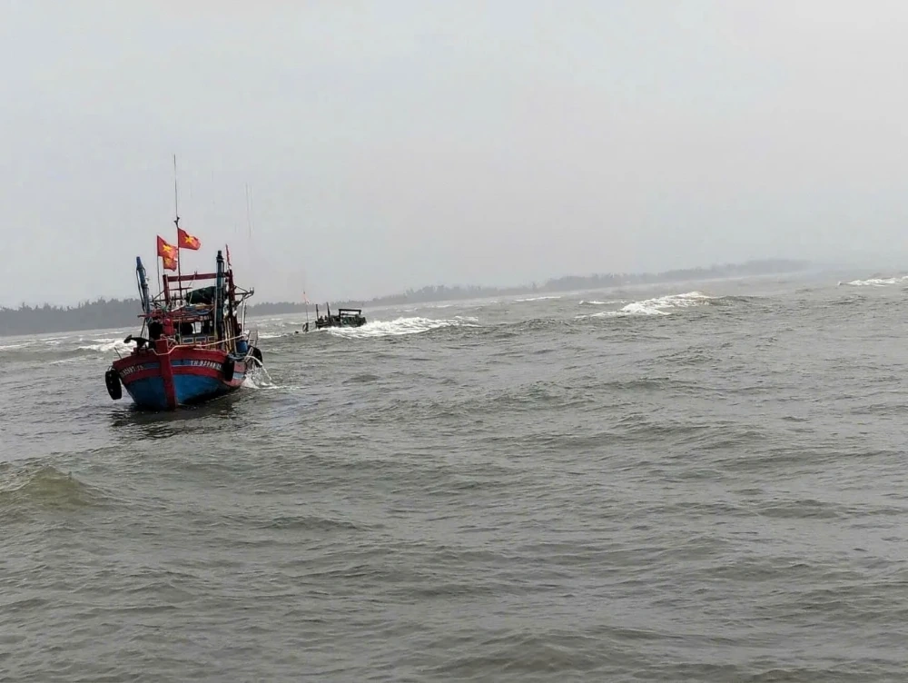 Trục vớt thành công 2 tàu cá bị chìm do dông lốc