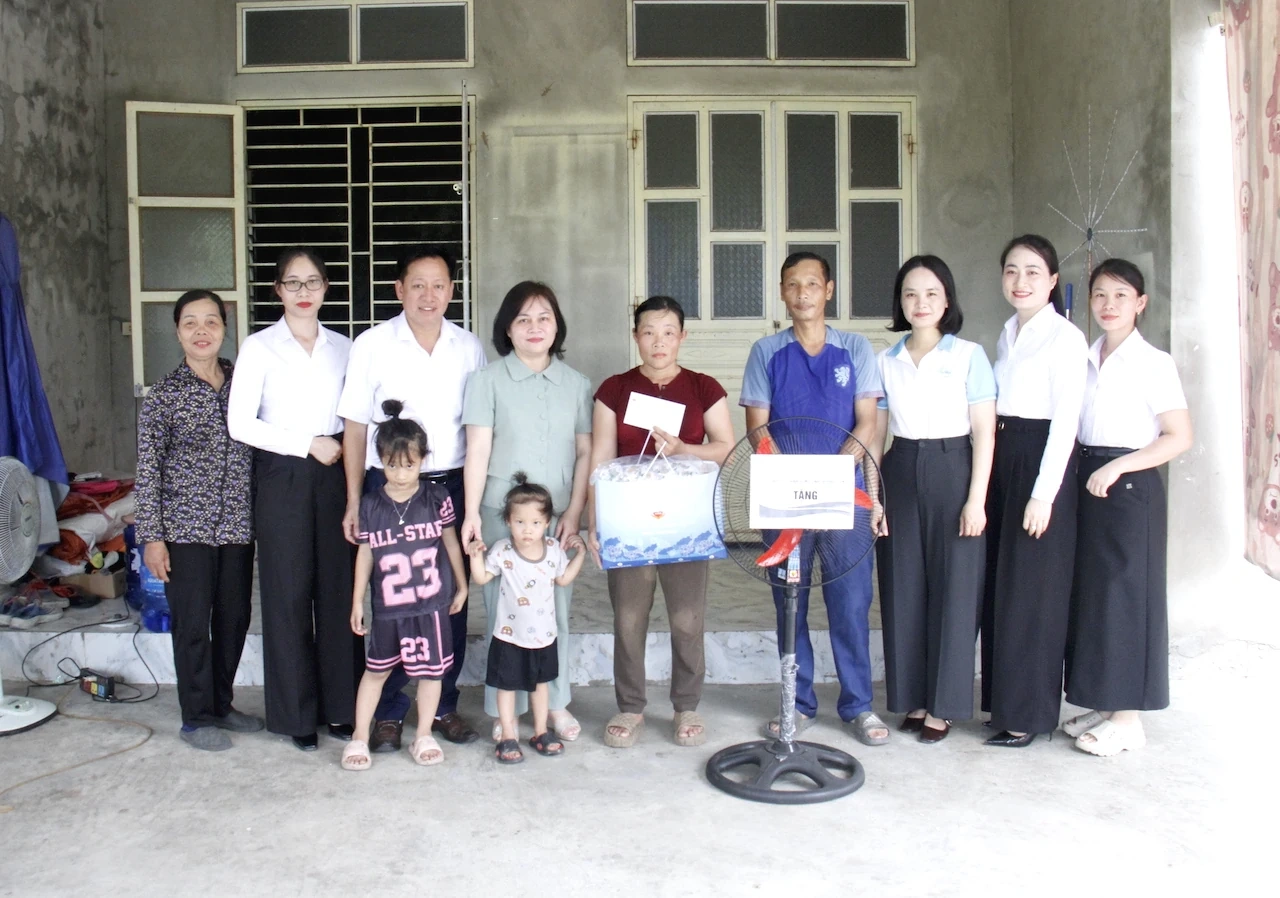 TYM Chi nhánh Thanh Hóa trao quà cho khách hàng thuộc diện hộ nghèo