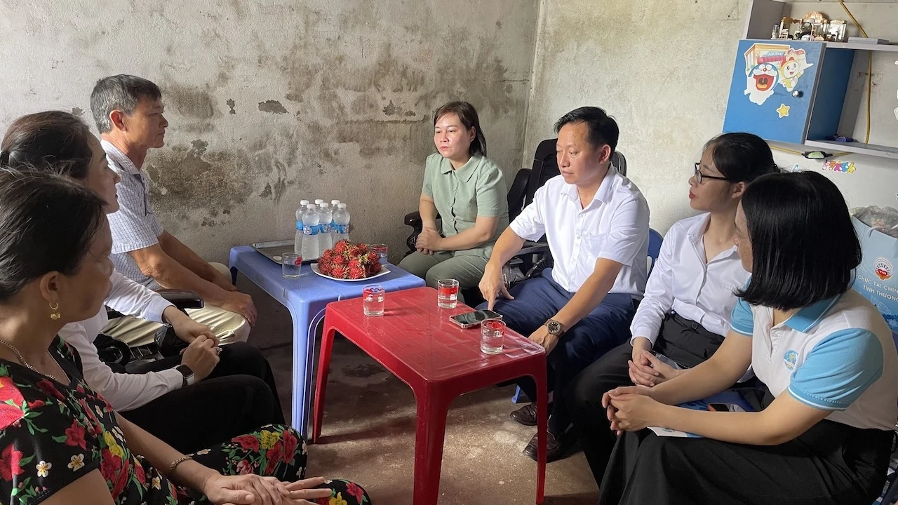 TYM Chi nhánh Thanh Hóa trao quà cho khách hàng thuộc diện hộ nghèo