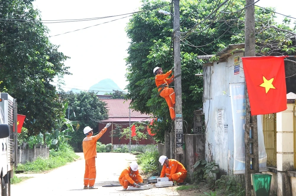 Nỗ lực của người thợ điện xứ Thanh trong nắng nóng cao điểm