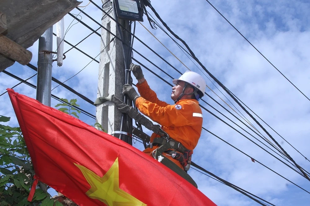 Nỗ lực của người thợ điện xứ Thanh trong nắng nóng cao điểm