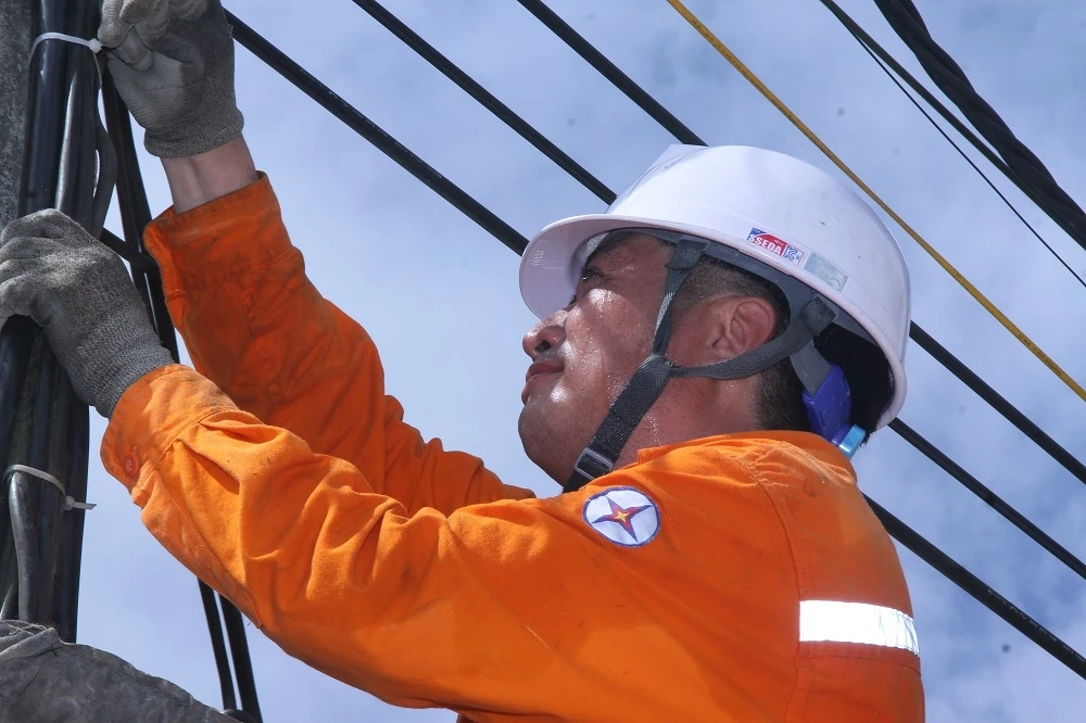 Nỗ lực của người thợ điện xứ Thanh trong nắng nóng cao điểm