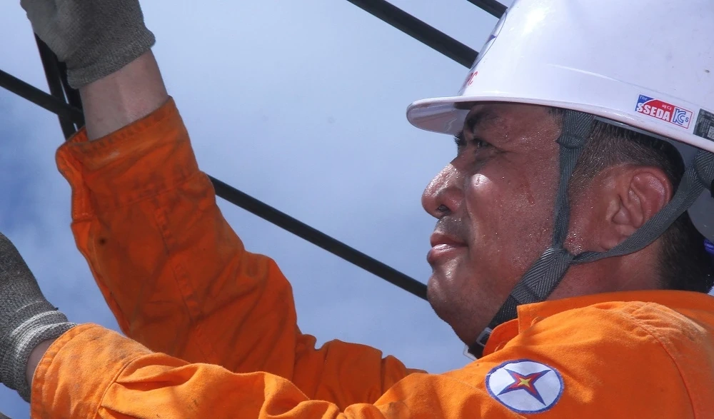 Nỗ lực của người thợ điện xứ Thanh trong nắng nóng cao điểm