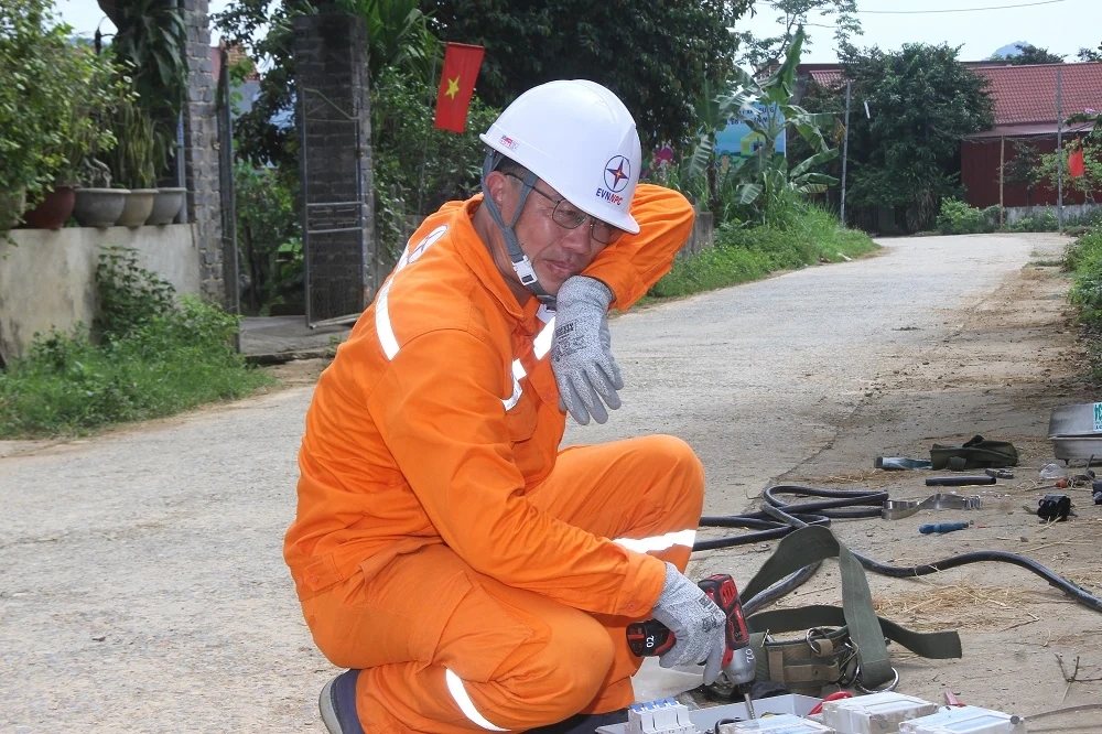 Nỗ lực của người thợ điện xứ Thanh trong nắng nóng cao điểm
