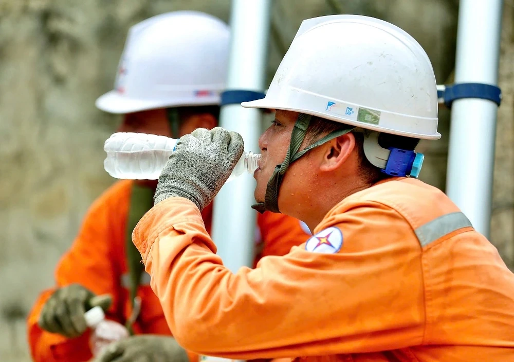 Nỗ lực của người thợ điện xứ Thanh trong nắng nóng cao điểm