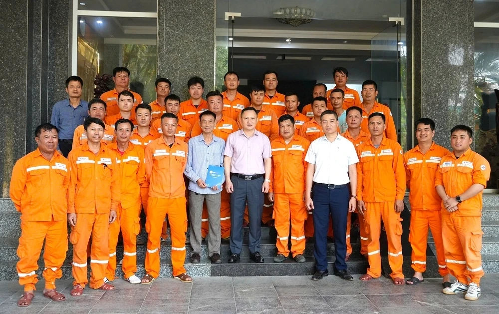 Nỗ lực của người thợ điện xứ Thanh trong nắng nóng cao điểm
