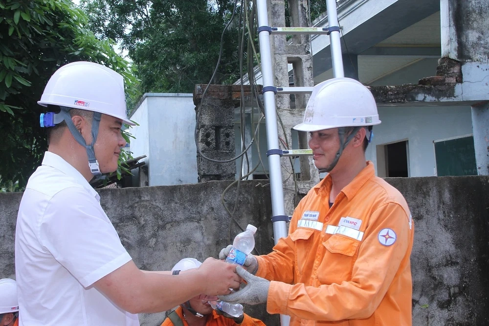 Nỗ lực của người thợ điện xứ Thanh trong nắng nóng cao điểm