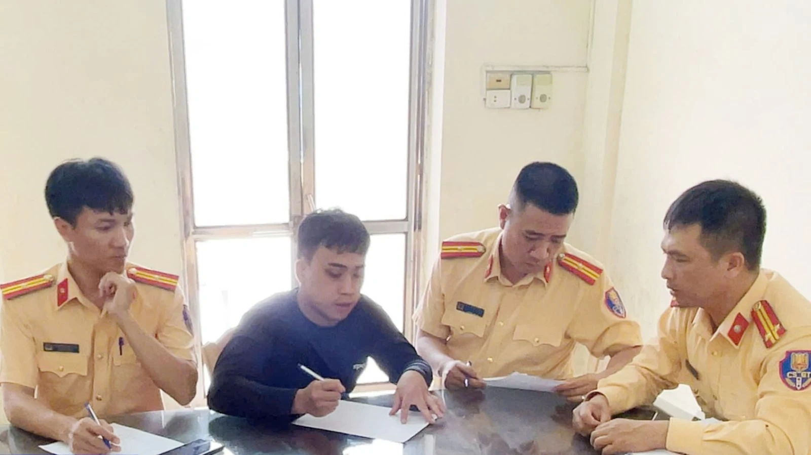 CSGT Thanh Hóa bắt đối tượng cướp giật dây chuyền trong đêm