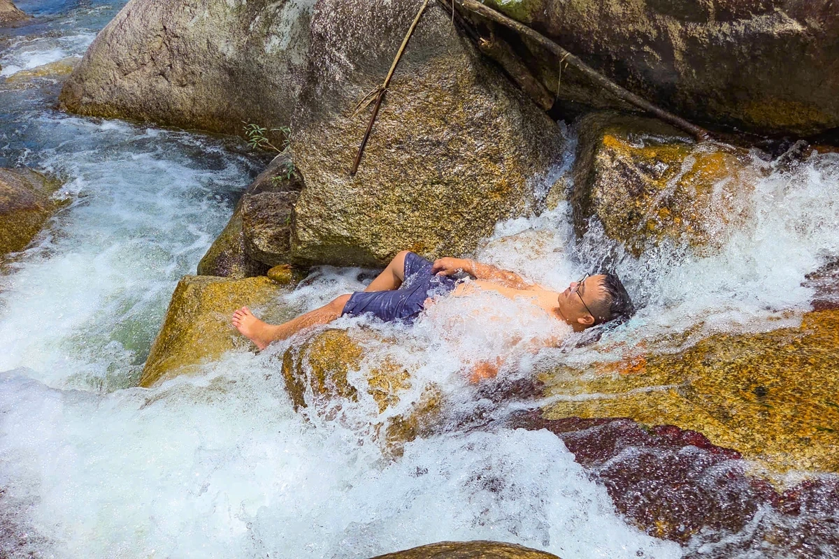 Giữa đại ngàn, du khách đổ về thác Ma Hao “giải nhiệt”