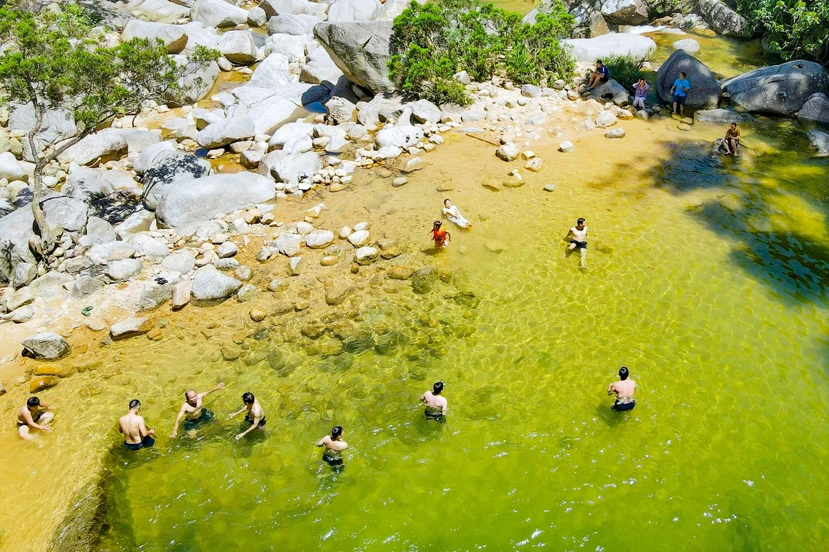 Giữa đại ngàn, du khách đổ về thác Ma Hao “giải nhiệt”