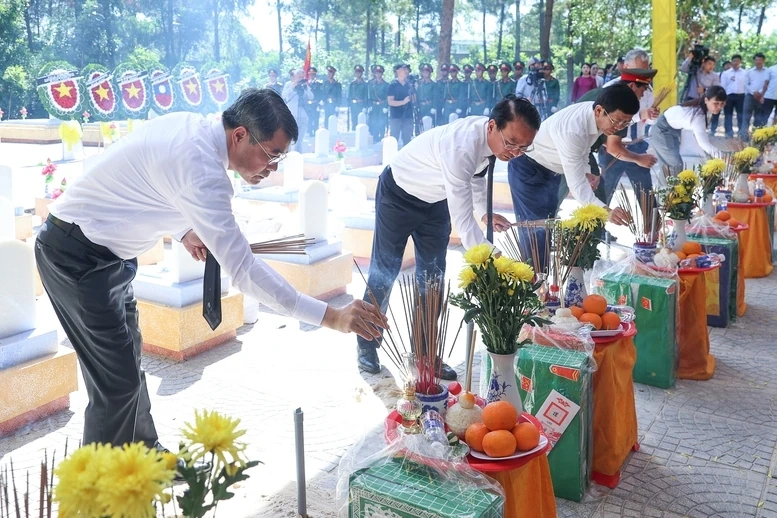 Thủ tướng Lê Minh Hưng dự lễ truy điệu và an táng hài cốt liệt sĩ tại tỉnh Quảng Trị