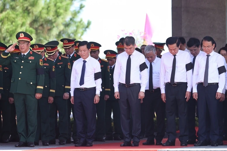 Thủ tướng Lê Minh Hưng dự lễ truy điệu và an táng hài cốt liệt sĩ tại tỉnh Quảng Trị