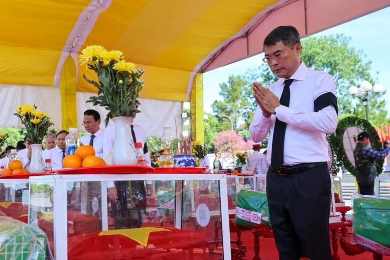Thủ tướng Lê Minh Hưng dự lễ truy điệu và an táng hài cốt liệt sĩ tại tỉnh Quảng Trị