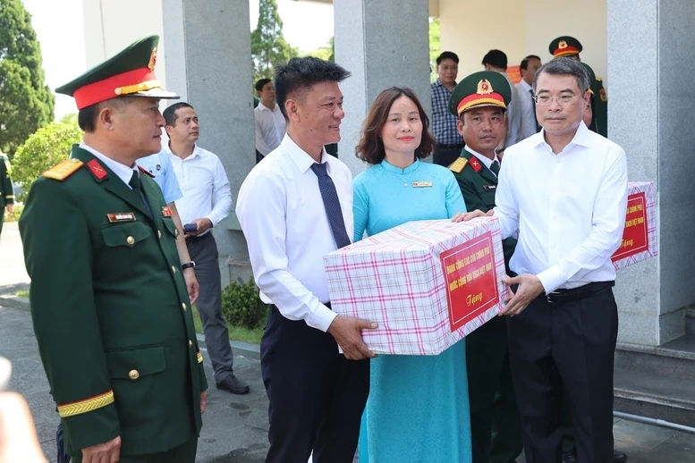 Thủ tướng Lê Minh Hưng dự lễ truy điệu và an táng hài cốt liệt sĩ tại tỉnh Quảng Trị