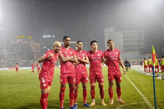 Sự cố tranh đá phạt đền giữa Đình Bắc và Alan; Dembele chấn thương trước thềm chung kết Cúp C1