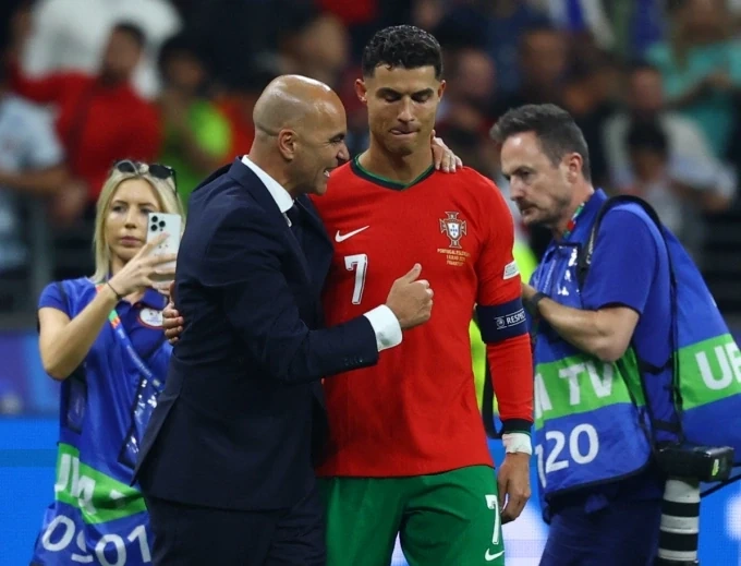 Bóng đá Việt Nam nhận tin buồn từ AFC; Aston Villa vô địch Europa League, Unai Emery đi vào lịch sử