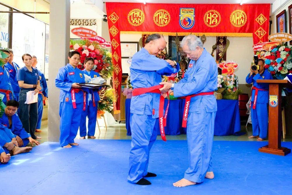 Chủ tịch Liên đoàn Vovinam Thanh Hóa được trao Hồng đai danh dự