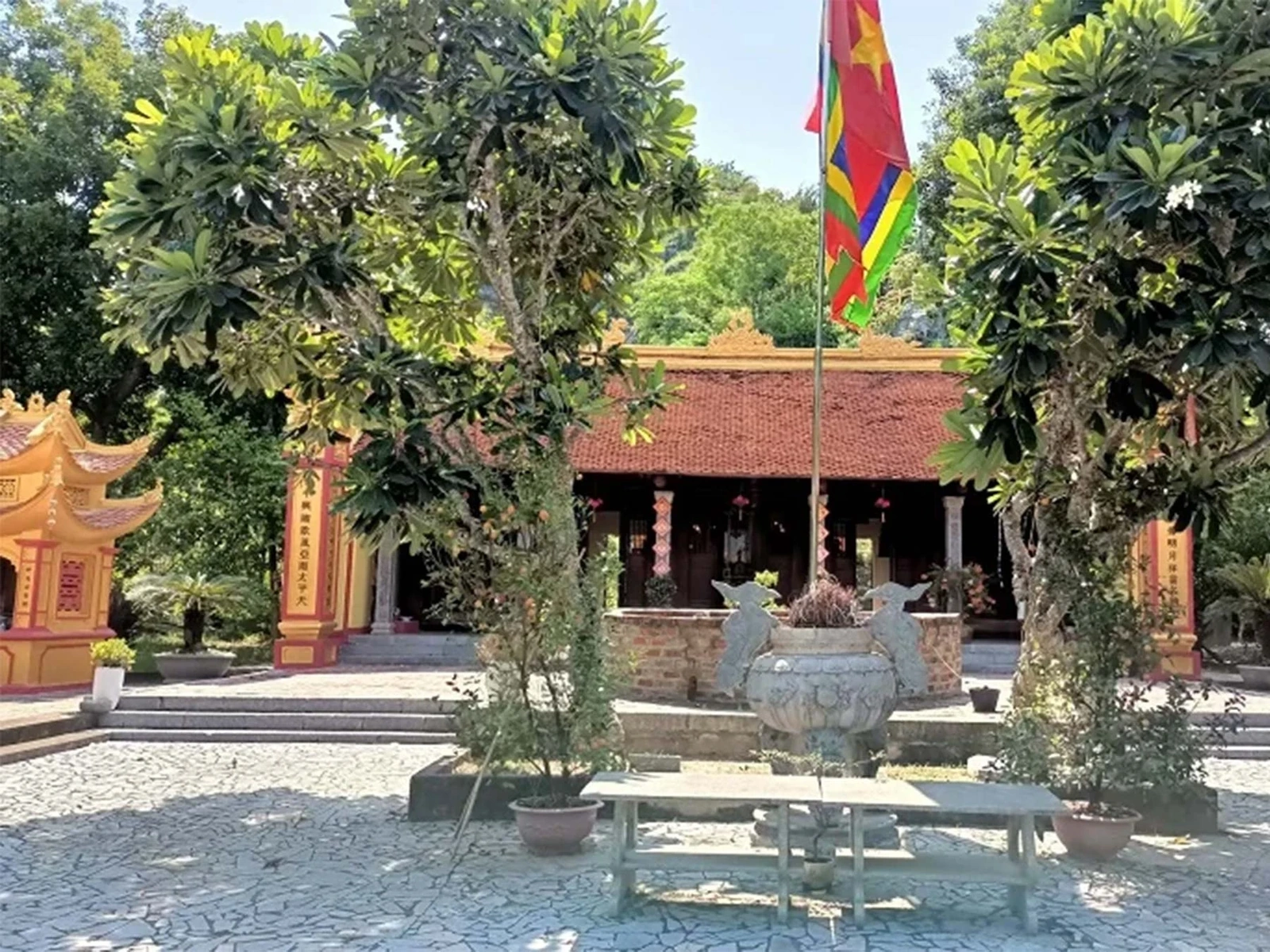 Phủ Lời xưa là một công trình kiến trúc độc đáo, các họa tiết được trạm khắc tinh vi, với kết cấu  được phân bố gồm các hạng mục: Cổng– sân – Nhà giải vũ và Phủ Chính cùng với đường lên tượng quan thế âm bồ tát trên đỉnh núi Lời.