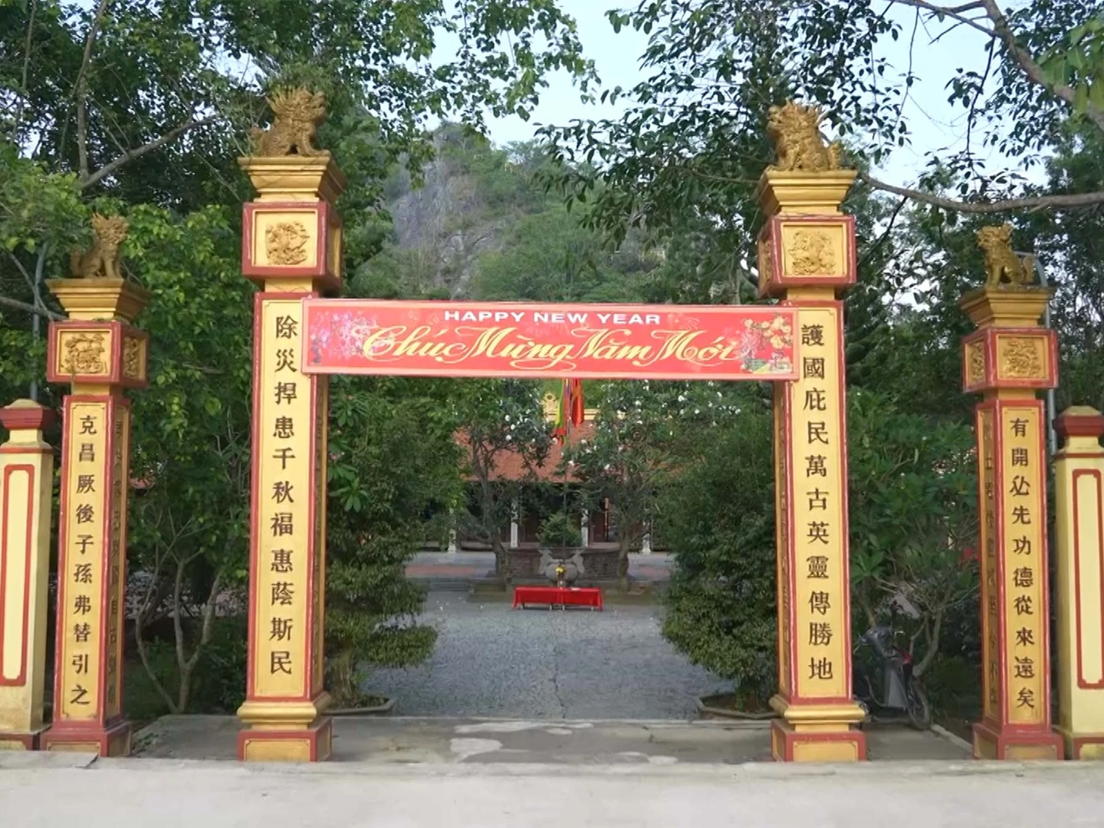 Cổng được xây dựng kiên cố gồm bốn trụ biểu. Hai trụ chính đắp chạm nổi, tượng hình chim phượng lật, lồng đèn đắp hình hoa lá, đường gờ chỉ nho thanh thoát chạy dọc thân.