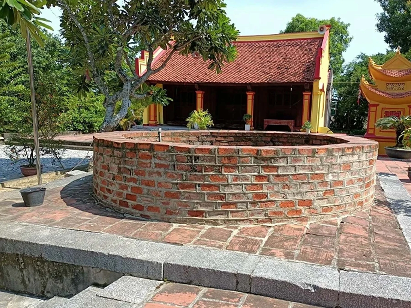 Sân phủ được lát bằng đá xanh có diện tích chiều rộng 13,2m, chiều dài 18m, giữa sân là một giếng cổ, nước giêng trong vắt, không lúc nào cạn.