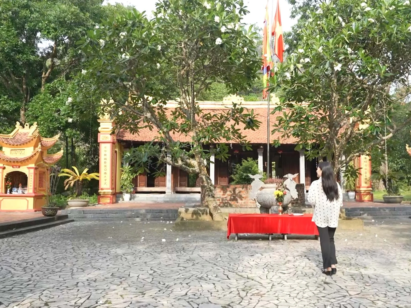 Sân thiên tỉnh: Đi qua hai cửa thông từ nhà Tiền đường xuống Hậu cung là sân Thiên tỉnh. Từ sân thiên tỉnh lên nền nhà Hậu Cung gồm 5 bậc tam cấp. Nhà Hậu cung gồm một gian hai trái mái cong…Từ đó, đã tạo nên mộ diện mạo bề thế khang trang, tĩnh mịch và linh thiêng.