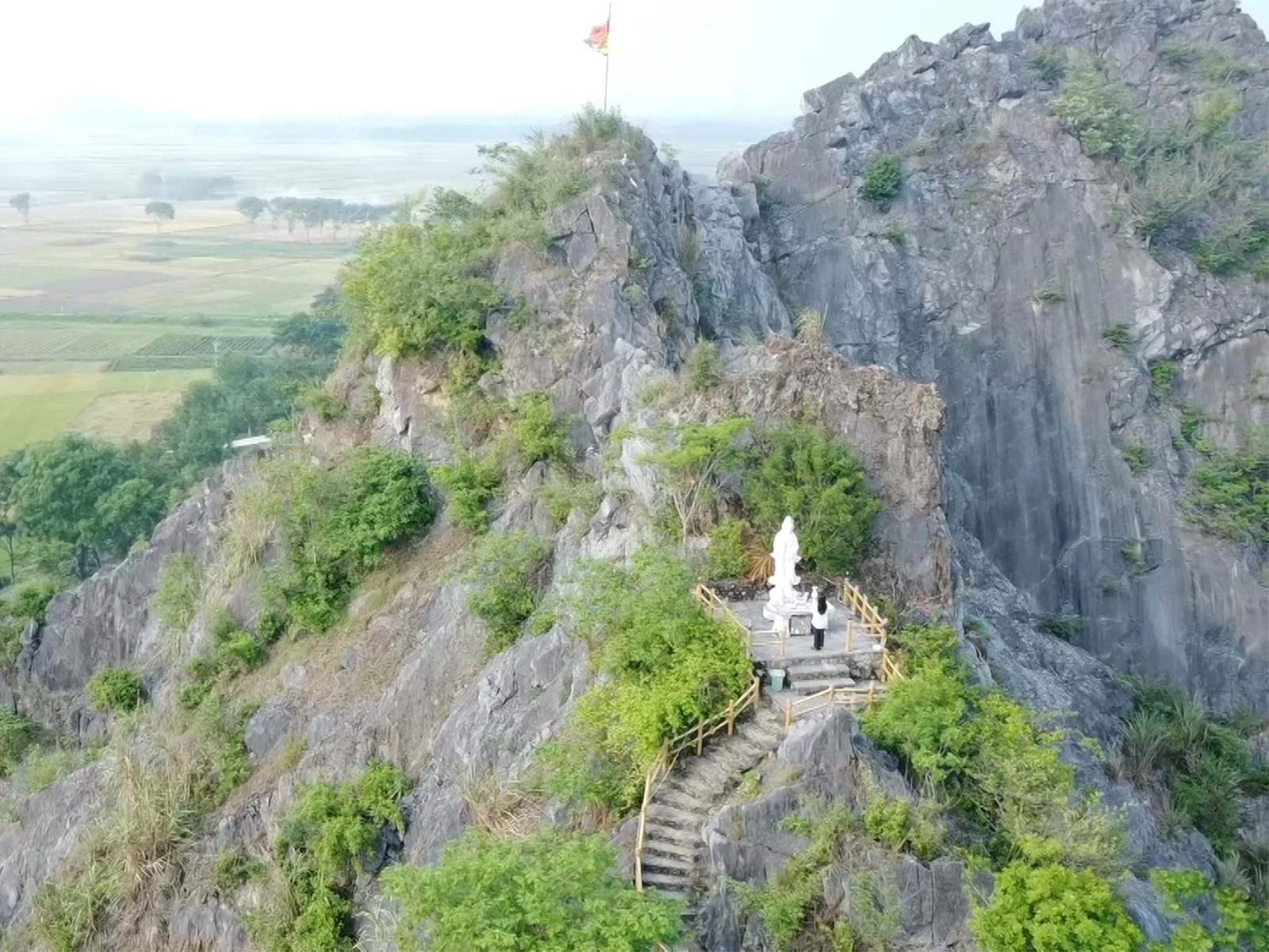 Con đường lên đỉnh núi đã được đầu tư xây dựng với những bậc thang rộng rãi, độ dốc vừa phải, để sau khi thăm quan khu vực phủ chính, du khách có thể men theo đó mà lên với nơi đặt tượng thờ Phật Bà quan âm nằm trên đỉnh núi.