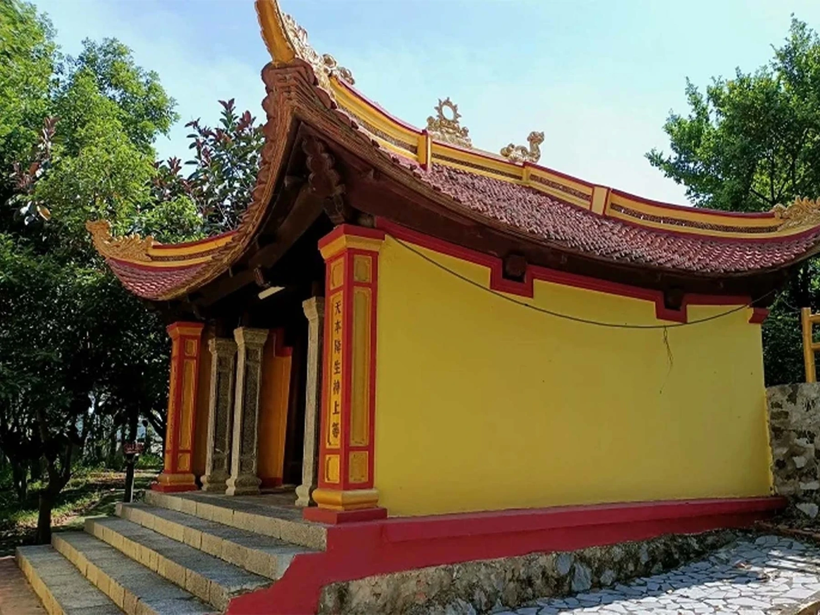 Nhà tiền đường: Gồm 5 gian, 6 vì kèo bằng gỗ làm theo kiểu giá chiêng, chồng giường. Phía trước nhà Tiền đường ở hai bên hồi nhà xây hai cột nanh vuông vức, đinh cột nanh có đắp hình phượng lật, đầu hồi tường xây giật cấp kiểu giá sơn.