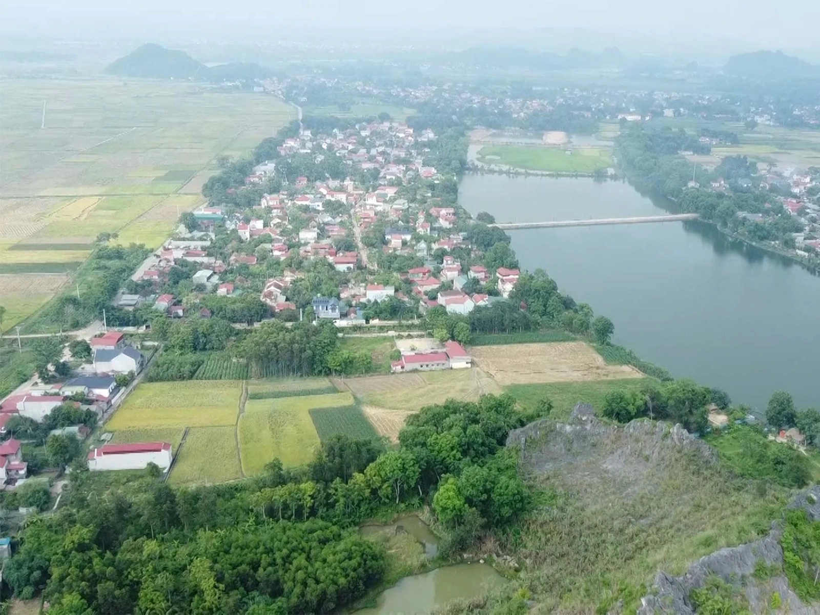 Phóng tầm mắt ra xa, là cả 1 vùng quê thanh bình, ruộng đồng trù phú, non nước hữu tình... khiến tâm hồn trở nên thanh tịnh và nhẹ nhàng hơn.
Nếu có dịp ghé thăm vùng đất xứ Thanh, bạn hãy một lần dừng chân tại Phủ Lời, xã Yên Trường. Thắp một nén hương thơm, lắng nghe tiếng chuông chùa ngân vang nơi vách đá, và cảm nhận trọn vẹn nét đẹp văn hóa của một vùng quê trù phú và bình yên.