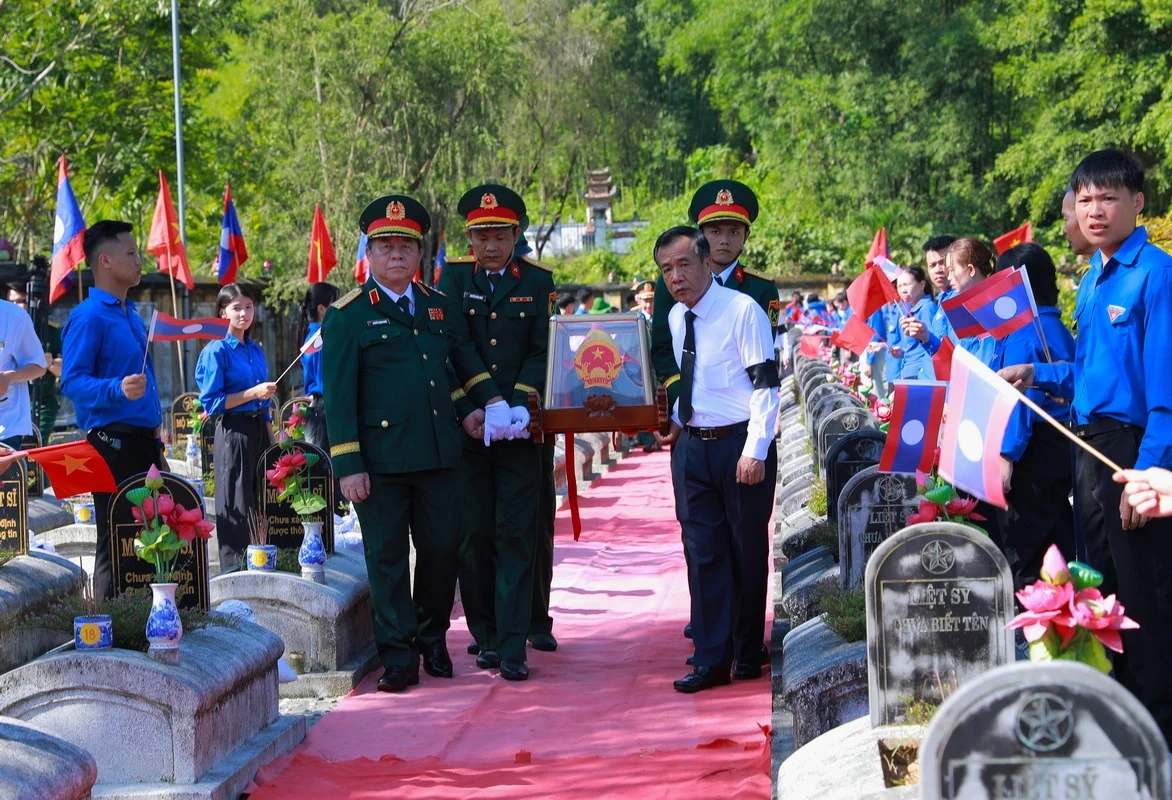 Các anh về trong vòng tay của đất mẹ thương yêu