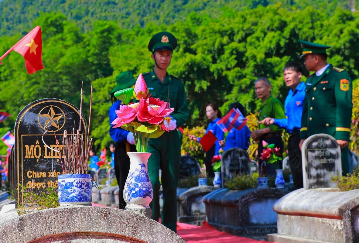 Các anh về trong vòng tay của đất mẹ thương yêu