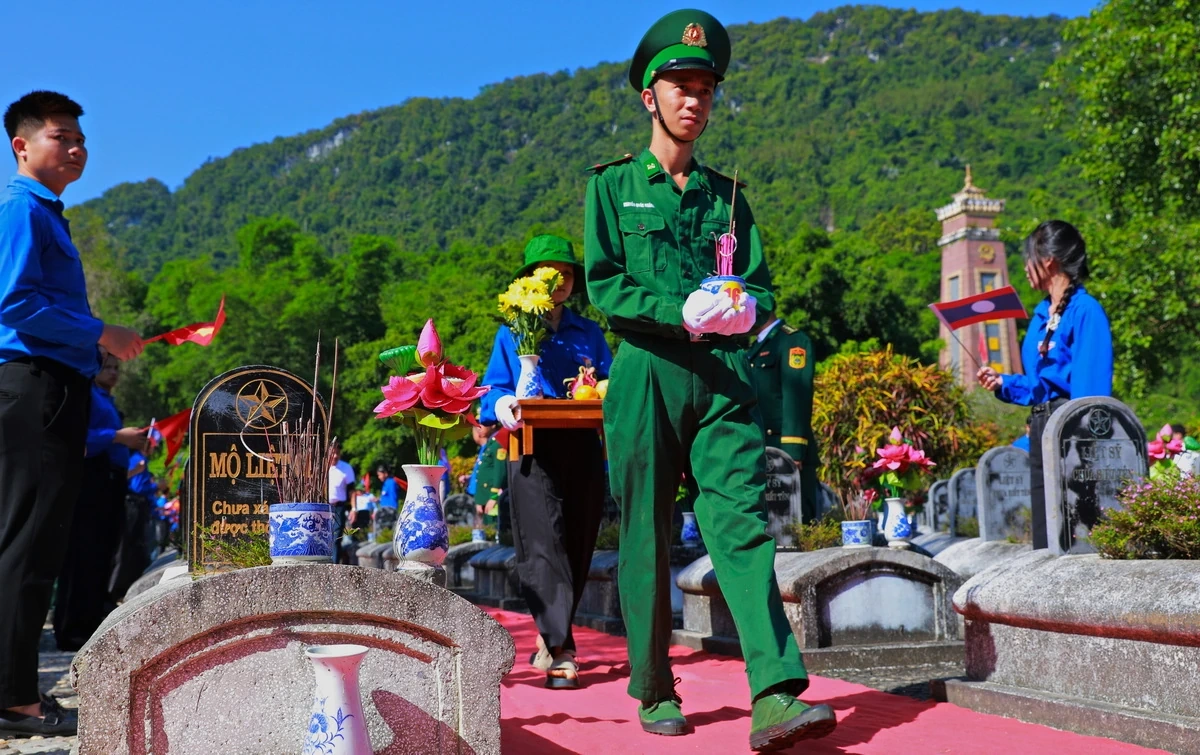 Các anh về trong vòng tay của đất mẹ thương yêu