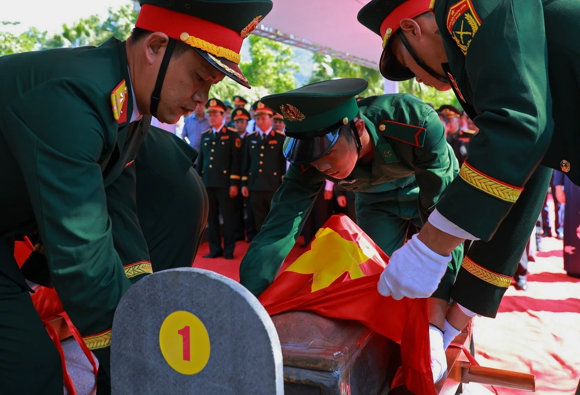 Các anh về trong vòng tay của đất mẹ thương yêu