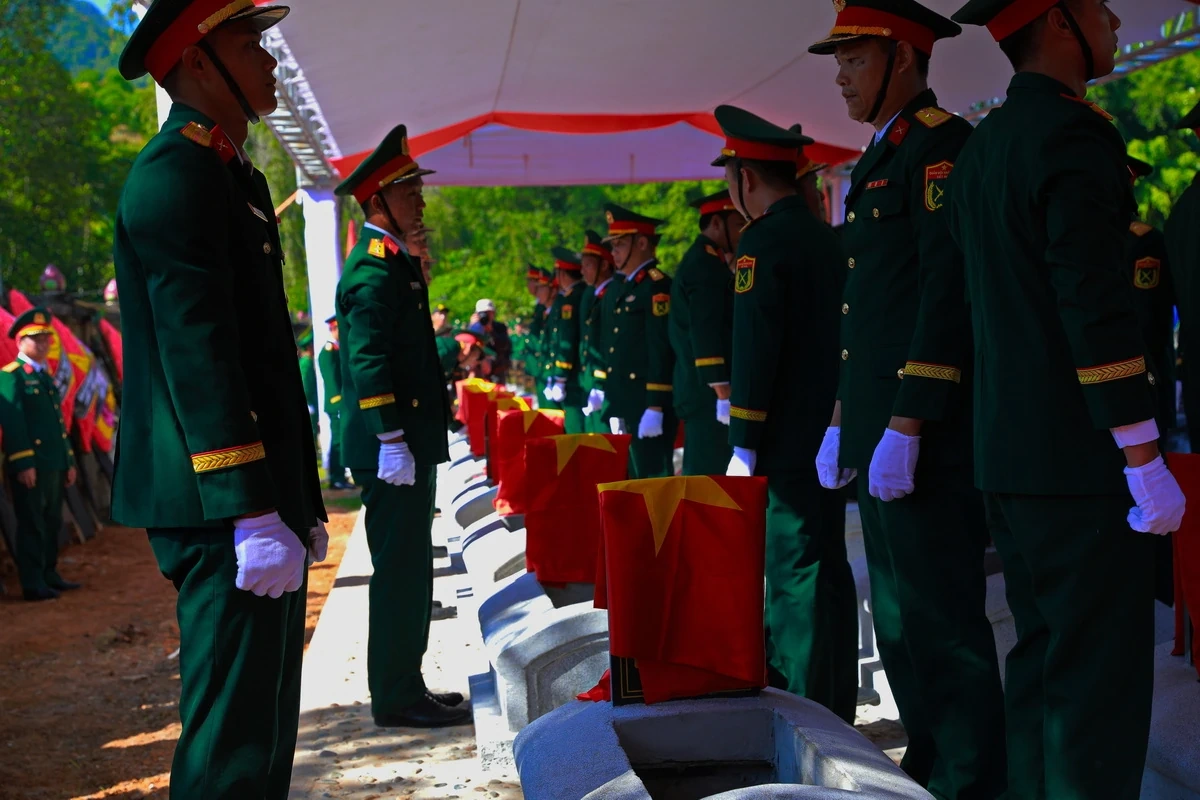 Các anh về trong vòng tay của đất mẹ thương yêu