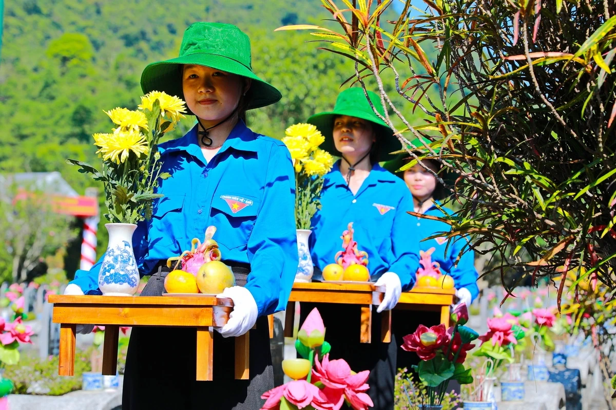 Các anh về trong vòng tay của đất mẹ thương yêu