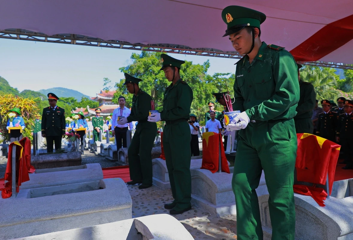 Các anh về trong vòng tay của đất mẹ thương yêu
