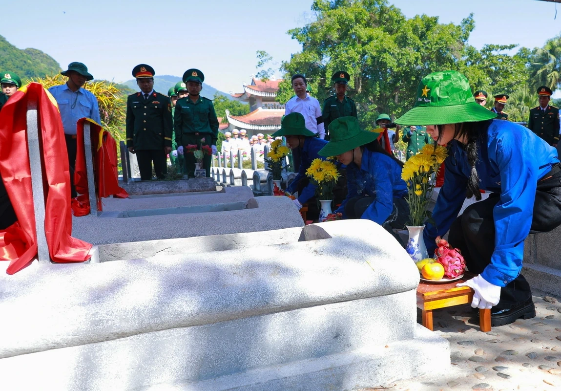 Các anh về trong vòng tay của đất mẹ thương yêu